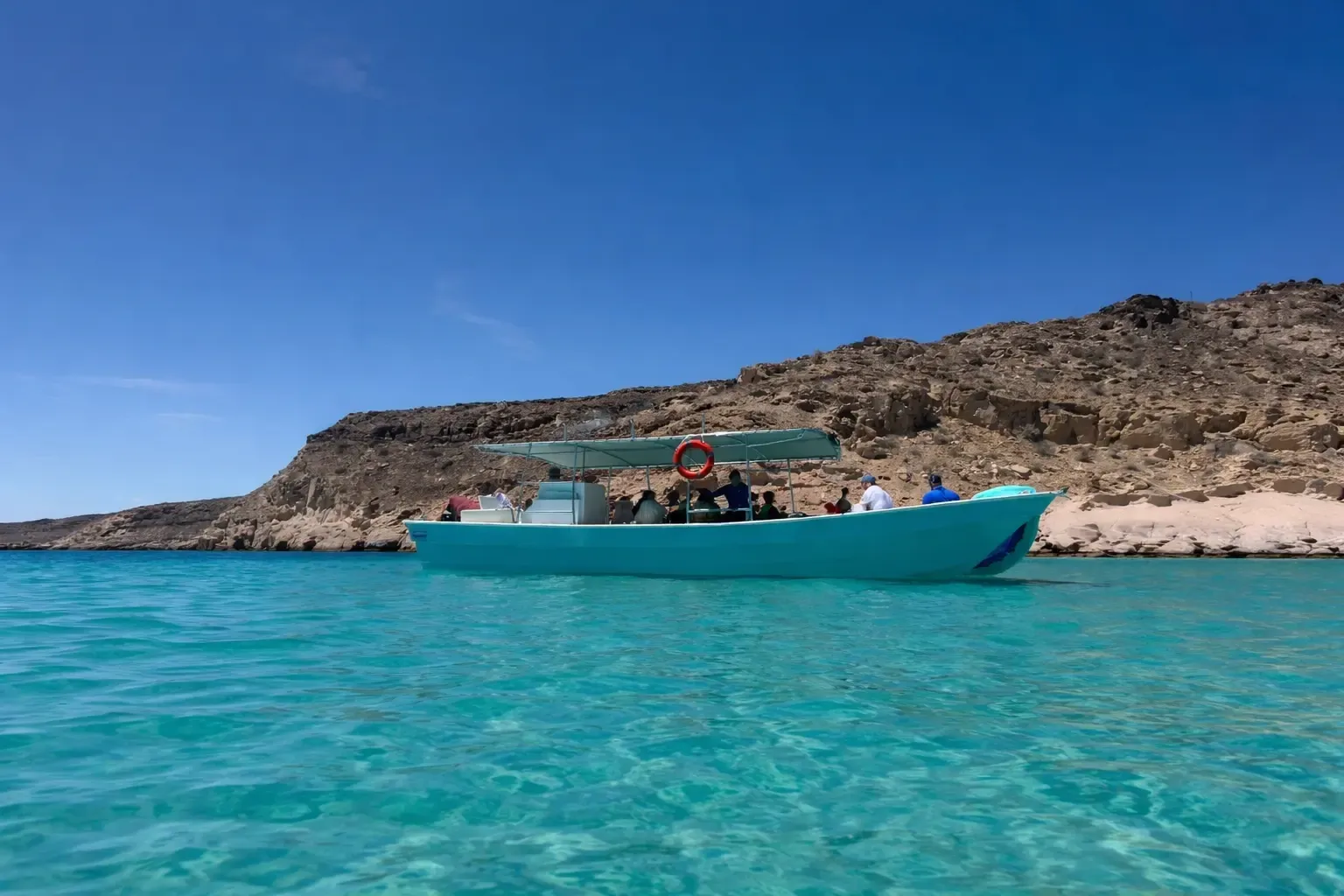 Embarcación de Baja Cortez Tours navegando frente a la costa